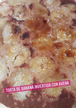 Una foto de Torta de banana invertida de avena