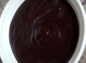 صورة لوصفة صلصة الشوكولاته بالكاكاو لتزيين الكيك بمداق لا يقاوم 😋
