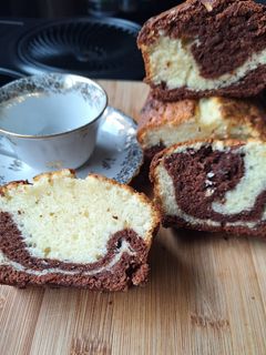 Une photo de Cake marbré au chocolat blanc et au chocolat noir