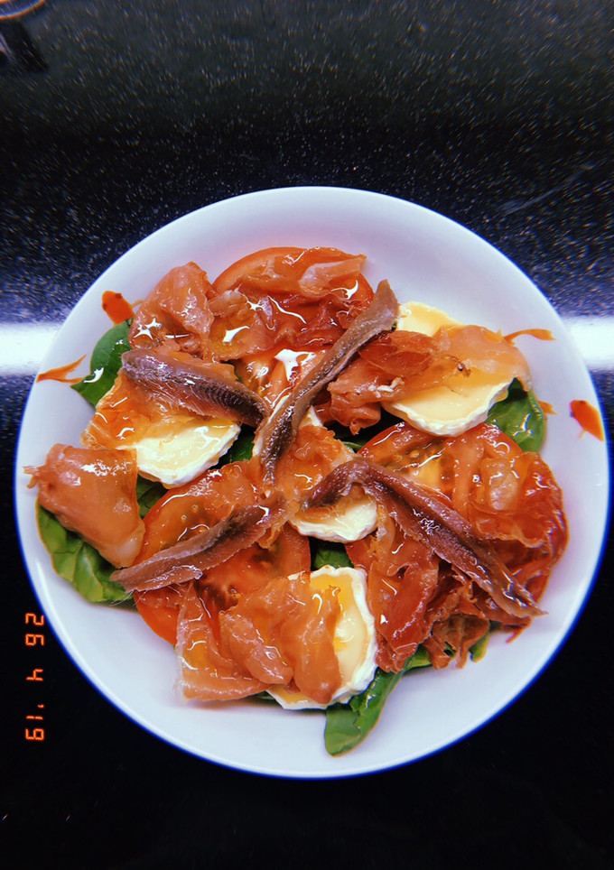 Una foto de Ensalada de Queso de Cabra y Jamón Serrano