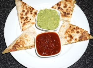 Una foto de Quesadillas de vienesas con huevos
