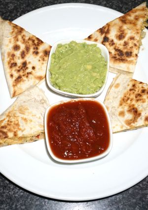 Una foto de Quesadillas de vienesas con huevos