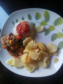 Una foto de Pollo al jugo con papa frita y arroz