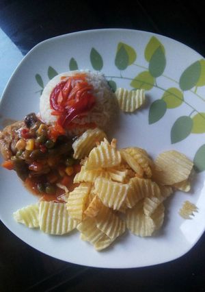 Una foto de Pollo al jugo con papa frita y arroz