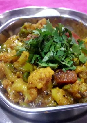 ફ્લાવર,બટાકા, વટાણાનું શાક(Cauliflower,potato, peas sabji recipe in gujarati) રેસીપી મુખ્ય ફોટો