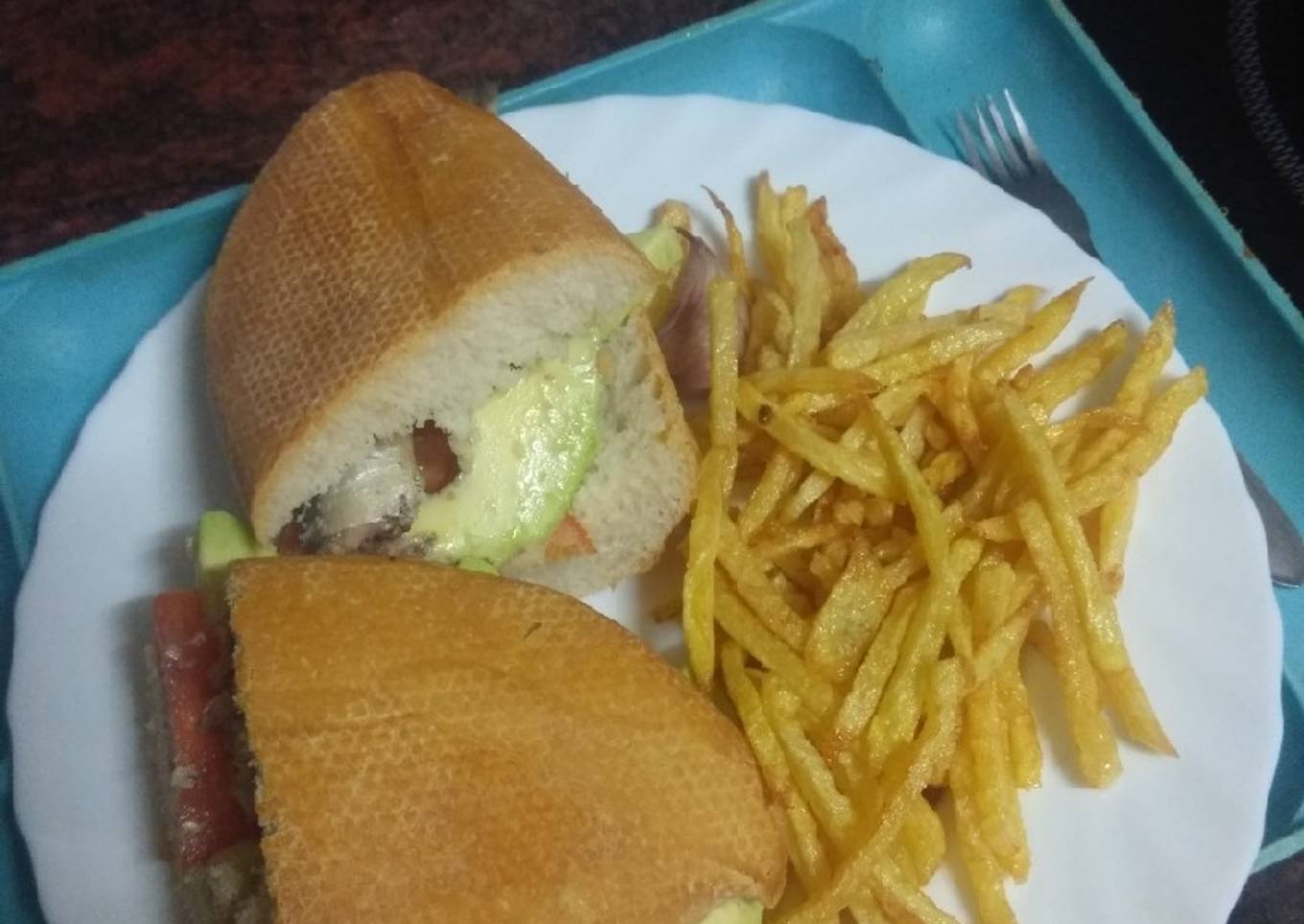 Bocadillo de sardinas con aguacate, tomate y papas fritas