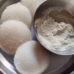 A picture of Rawa idli.