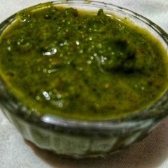 A picture of Green chutney.