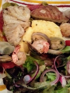 Una foto de Parrillada de pescado y marisco con puré de patatas con cilantro