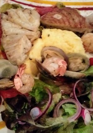 Foto principal de Parrillada de pescado y marisco con puré de patatas con cilantro
