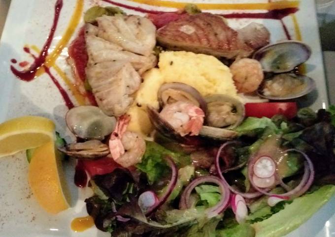 Foto principal de Parrillada de pescado y marisco con puré de patatas con cilantro