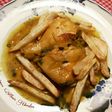 Pollo en salsa de cebolla y perejil especiado con patatas fritas