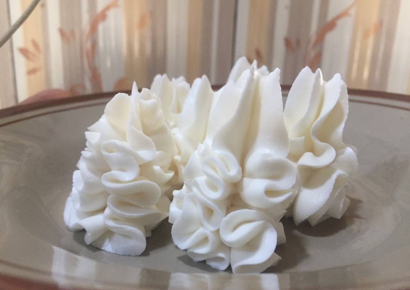 Butter cream lembut (tanpa mixer,enak tidak ngendal dilidah)
