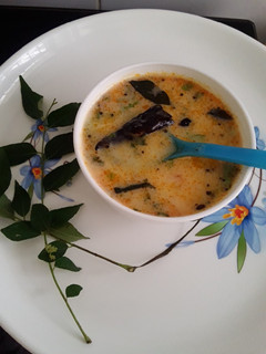 ખાટી-મીઠી કાઠીયાવાડી કઢી (Khati Mithi Kathiyawadi Kadhi Recipe In Gujarati) રેસીપી મુખ્ય ફોટો