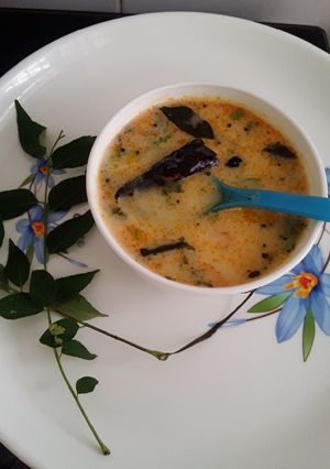 ખાટી-મીઠી કાઠીયાવાડી કઢી (Khati Mithi Kathiyawadi Kadhi Recipe In Gujarati) રેસીપી મુખ્ય ફોટો