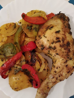 Una foto de Muslos de pollo asados con verduras
