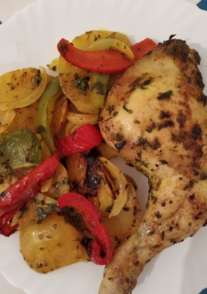 Una foto de Muslos de pollo asados con verduras