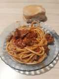 Fideos bucatini con salsa de carne