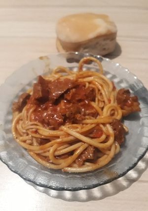 Una foto de Fideos bucatini con salsa de carne