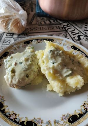 Una foto de Bife de pollo al verdeo con puré
