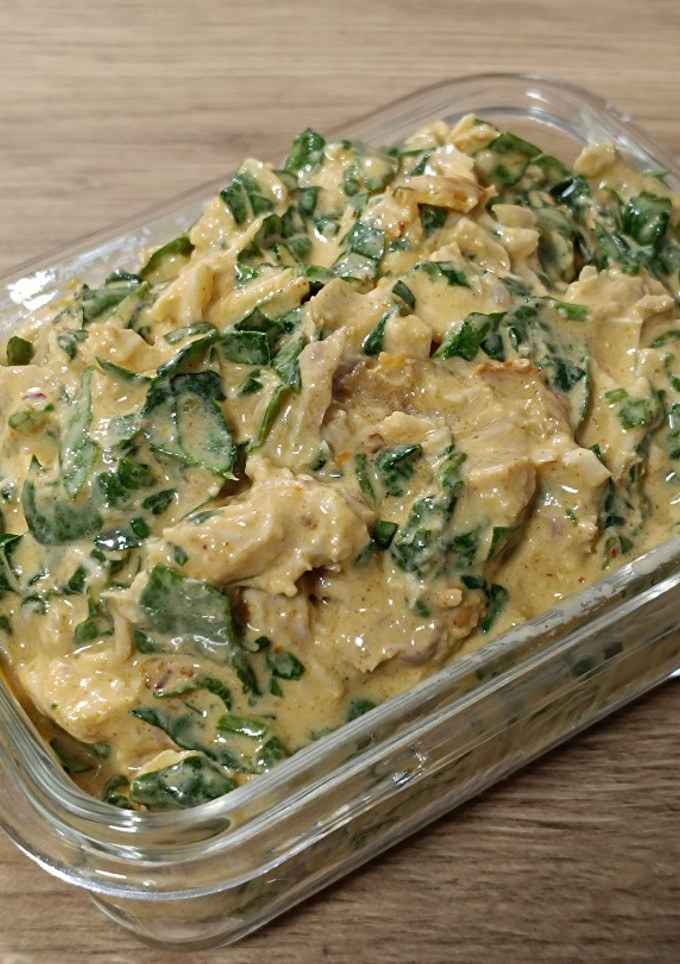 Una foto de Cocina de aprovechamiento: untable de pollo asado con espinacas en salsa especial