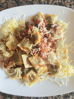 Una foto de Ravioles con salsa de tomates deshidratados. #delantaldorado