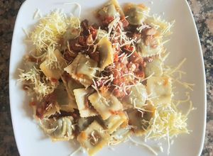Una foto de Ravioles con salsa de tomates deshidratados. #delantaldorado