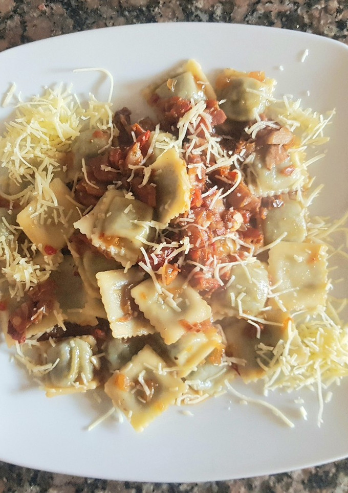 Una foto de Ravioles con salsa de tomates deshidratados. #delantaldorado