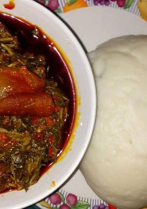 A picture of Efo riro with poundo yam.