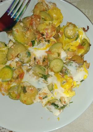 Une photo de Omelette aux courgettes🥚🥚 🥒🍅