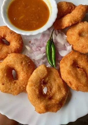 मेदु वड़ा (medu vada recipe in Hindi) रेसिपी मुख्य फोटो