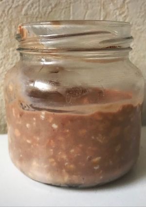 Una foto de Desayuno en frasco para llevar de avena sabor brownie! Con yogur