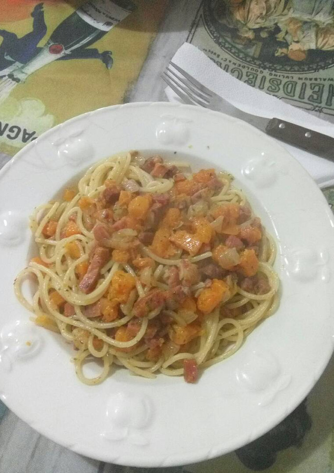 Una foto de Pasta con calabaza y jamón curado
