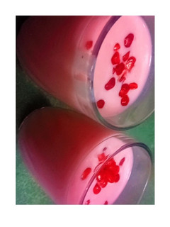 રોઝ ફ્લેવર્સ લસ્સી (Rose Flavours Lassi Recipe In Gujarati) રેસીપી મુખ્ય ફોટો