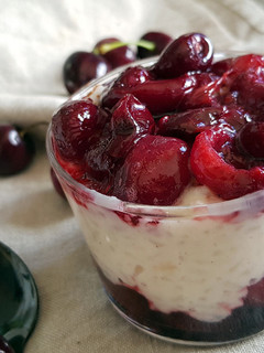Una foto de Arroz con Leche de Avena y Cerezas Confitadas