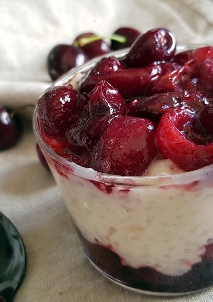 Una foto de Arroz con Leche de Avena y Cerezas Confitadas