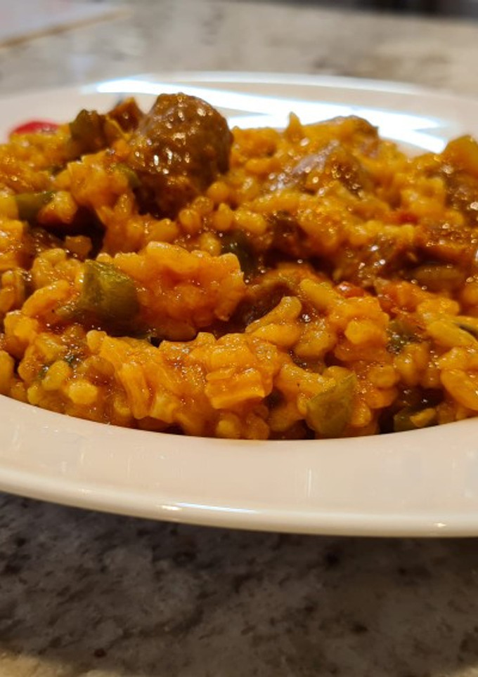 Una foto de Arroz con salchichas
