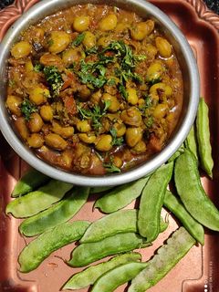 वालाच्या दाण्यांची भाजी (valyachya danachya bhaji recipe in marathi) रेसिपी चे मुख्य फोटो 