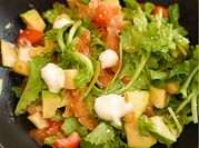 Una foto di insalata lattuga mela