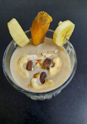 A picture of Banana chikoo smoothi.