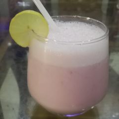 A picture of 🍓 shake.