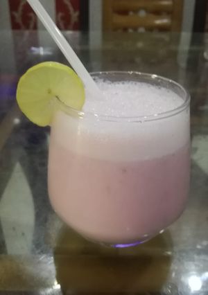 A picture of 🍓 shake.