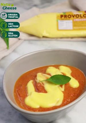 Foto de Sopa de Tomate com Queijo Provolone Vegetal NatuCheese