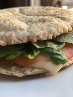 Una foto de Sándwich caprese