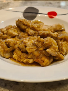 Una foto de Mollejas de cordero encebolladas