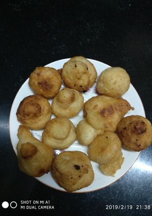 A picture of Biuli (urad) Dal er pakora.