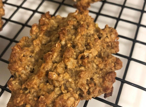 Una foto de Galletas de avena, mantequilla de maní y banana