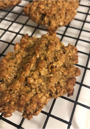 Una foto de Galletas de avena, mantequilla de maní y banana
