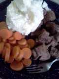 beef tips with mashed potatoes and carrots