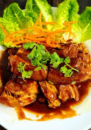 รูปของ หมูสามชั้นตุ๋นราดซอสหมาล่า